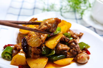 特色家常农家菜土豆炖鸡块