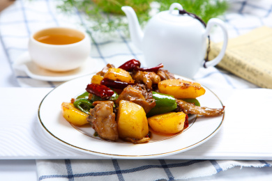 特色家常农家菜土豆炖鸡块