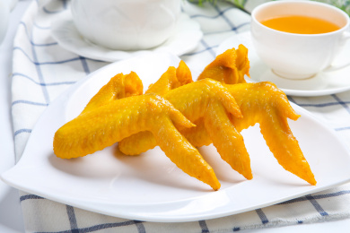 特色美食小吃广式盐焗鸡翅膀咸鸡翅