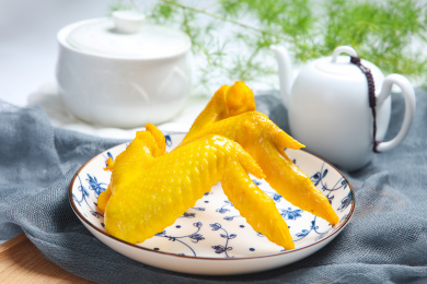 特色美食小吃广式盐焗鸡翅膀咸鸡翅