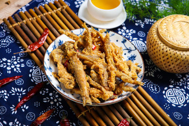 酥脆可口的美味小吃油炸香酥泥鳅