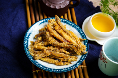 酥脆可口的美味小吃油炸香酥泥鳅