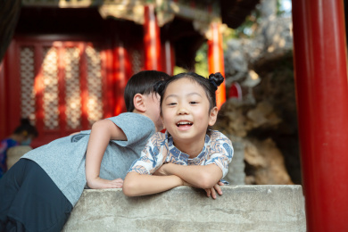 在后花园玩耍的两位小朋友