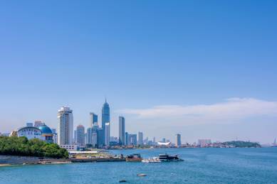 中国山东省烟台市海滨建筑群