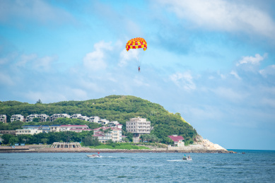 广东省阳江市海陵岛闸坡大角湾的海上滑翔运动