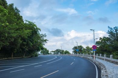 蓝天白云下的海陵岛临山公路弯道