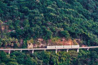 中国重庆：一辆正在山岭中穿行的轻轨列车