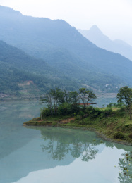 蓝天下四川省绵阳市涪江六峡风光