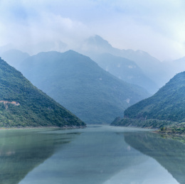 蓝天下四川省绵阳市涪江六峡风光