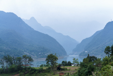 蓝天下四川省绵阳市涪江六峡风光