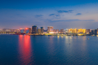 广东省湛江海湾的城市夜景