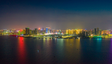 广东省湛江海湾的城市夜景