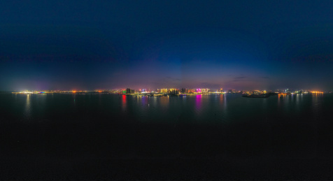 广东省湛江海湾的城市夜景