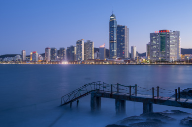 烟台海滨城市天际线夜景远眺