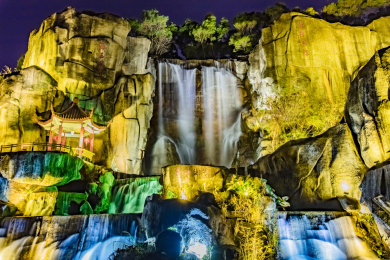 中国福建省福州市金鸡山夜晚灯光假山瀑布环境景观