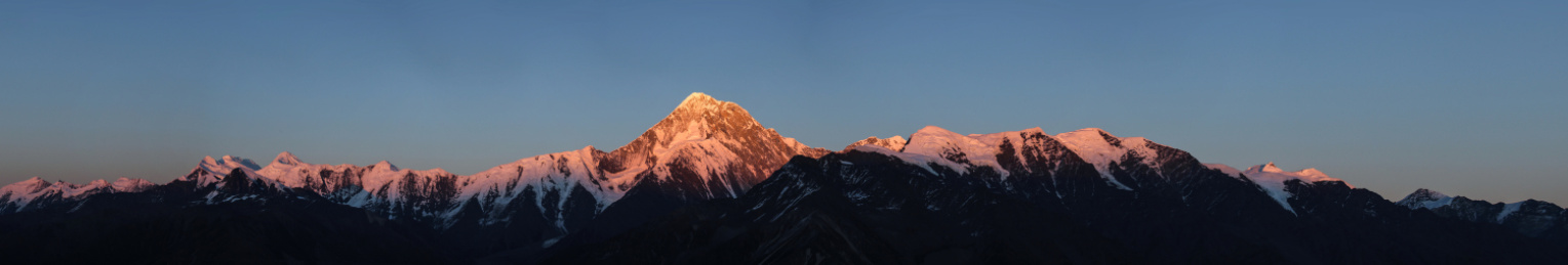 夕阳照射下的四川贡嘎雪山