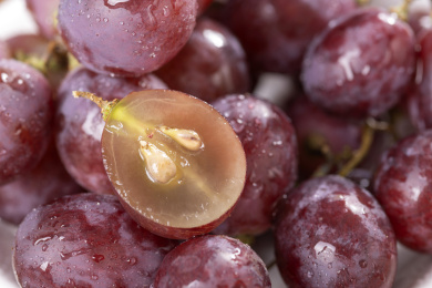 紫红色的提子摆放在桌面上