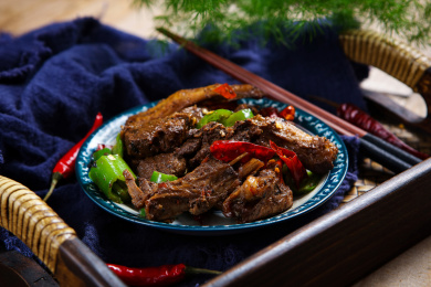 美味家常菜干辣椒青辣椒爆炒鸭肉