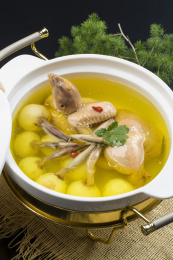 白色砂锅装的无花果土鸡汤