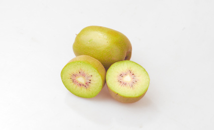 切开的新鲜水果之王猕猴桃