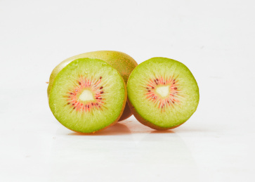 切开的新鲜水果之王猕猴桃