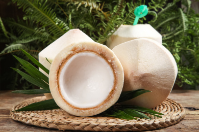 木底上的椰肉 椰青