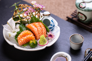 盘子三文鱼腩日料刺身