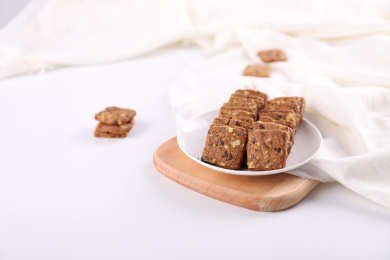 托盘上的曲奇坚果饼干