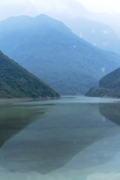 雾汽弥漫的四川省绵阳市涪江六峡峡湾风光