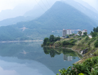 雾汽弥漫的四川省绵阳市涪江六峡峡湾风光