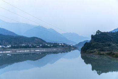 雾汽弥漫的四川省绵阳市涪江六峡峡湾风光