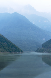 雾汽弥漫的四川省绵阳市涪江六峡峡湾风光