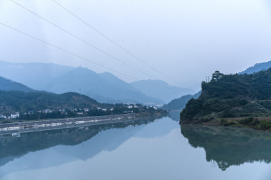雾汽弥漫的四川省绵阳市涪江六峡峡湾风光