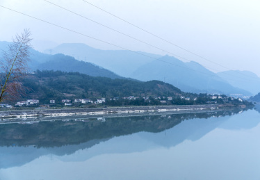 雾汽弥漫的四川省绵阳市涪江六峡峡湾风光