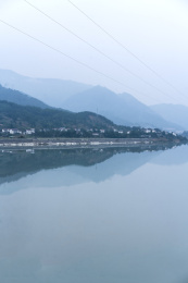 雾汽弥漫的四川省绵阳市涪江六峡峡湾风光