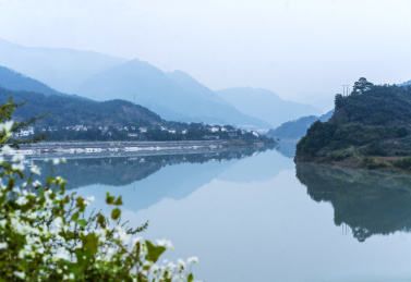 雾汽弥漫的四川省绵阳市涪江六峡峡湾风光