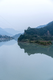 雾汽弥漫的四川省绵阳市涪江六峡峡湾风光