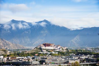 群山环抱下的中国西藏拉萨布达拉宫远景