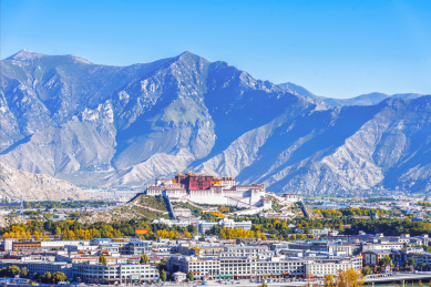 群山环抱下的中国西藏拉萨布达拉宫远景