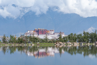 中国西藏拉萨布达拉宫倒影