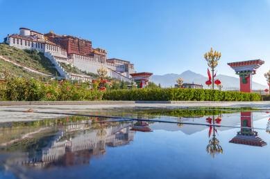 中国西藏拉萨布达拉宫倒影