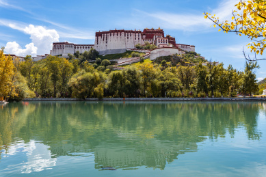 中国西藏拉萨宗角康禄公园湖面上的布达拉宫倒影