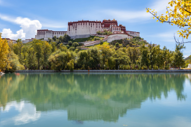 中国西藏拉萨布达拉宫倒影