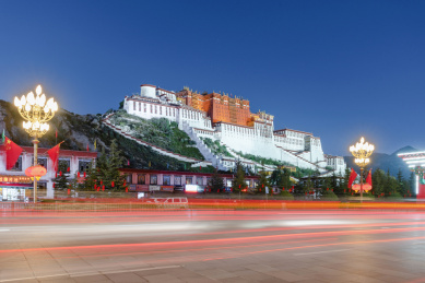 中国西藏拉萨布达拉宫夜景灯轨