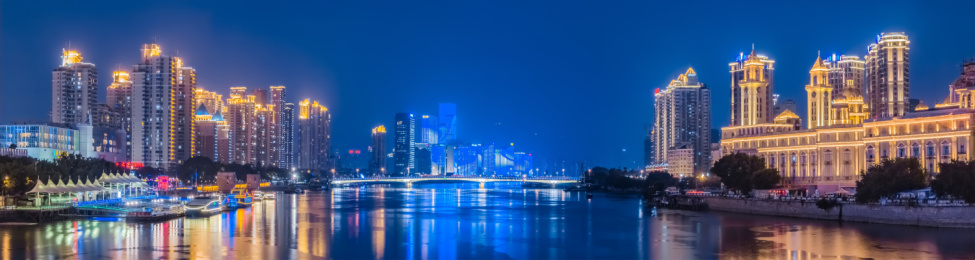 中国福建省福州市夜晚城区闽江外滩高楼建筑环境景观