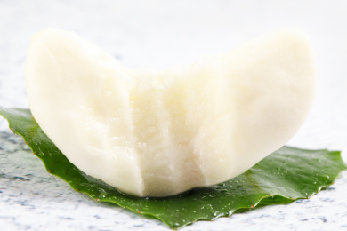 白底上的一块野生菱角果肉