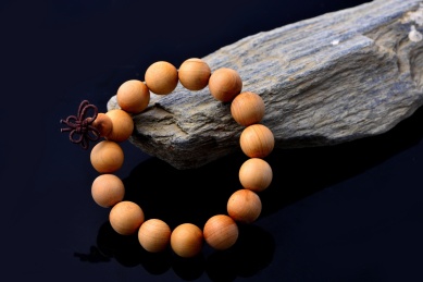 黑色背景中的文玩乌木手串