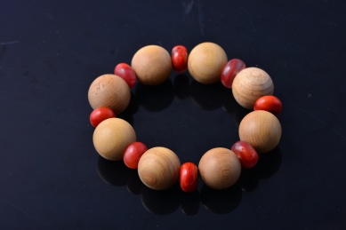 黑色背景中的文玩乌木手串