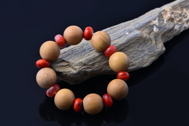 黑色背景中的文玩乌木手串