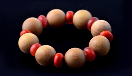 黑色背景中的文玩乌木手串